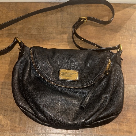 Marc Jacobs Black Leather Shoulder Bag with Gold Accents - Picture 2 of 7